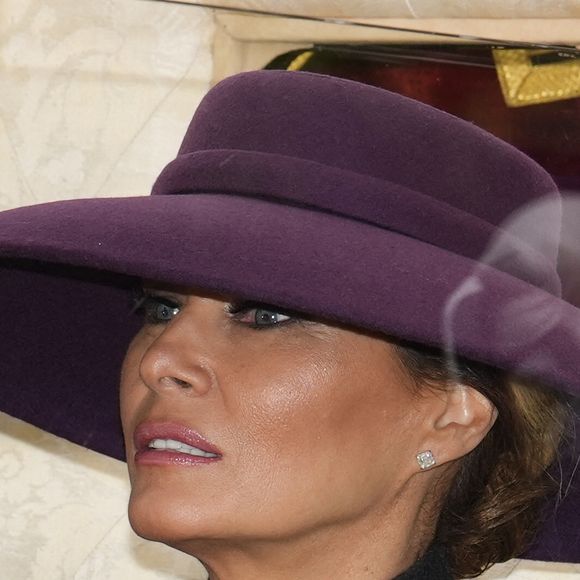 De son côté, Melania Trump a misé sur une tenue noire mais un chapeau coloré qui cachait ses cheveux.

La Première dame Melania Trump lors de la procession en calèche vers le château de Windsor, Berkshire, avant la cérémonie d'accueil au premier jour de la deuxième visite d'État du président américain au Royaume-Uni, à Windsor, Berkshire, Angleterre, Royaume-Uni, le 17 septembre 2025.  © Pettitt Jordan/PA Wire/ABACA