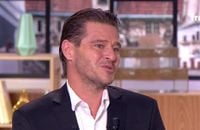 Julien Dassin revient sur la mort prématuré de son illustre père Joe Dassin à l'âge de 41 ans dans l'émission Ça commence aujourd'hui sur France 2.
Crédit : Ça commence aujourd'hui/France 2