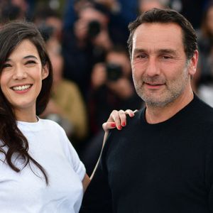 Gilles Lellouche et Melanie Doutey posant lors du photocall Le Grand Bain qui s'est tenu au Palais des Festivals à Cannes, en France, dans le cadre du 71e Festival de Cannes annuel. Photo par Lionel Hahn/ABACAPRESS.COM