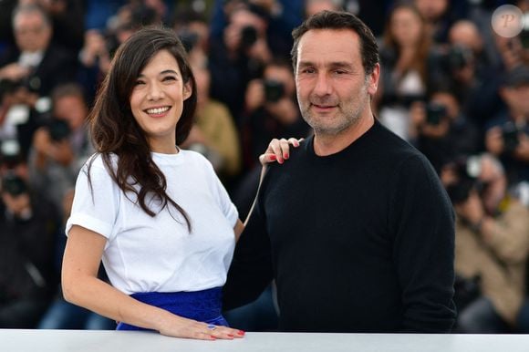 Gilles Lellouche et Melanie Doutey posant lors du photocall Le Grand Bain qui s'est tenu au Palais des Festivals à Cannes, en France, dans le cadre du 71e Festival de Cannes annuel. Photo par Lionel Hahn/ABACAPRESS.COM