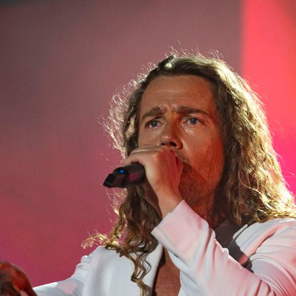 "Quand j'ai su que j'allais être papa, j'ai pensé que vivre ici serait moins effrayant" a-t-il confié aux journalistes de "Gala".

Julien Doré en concert au festival du Printemps de Pérouges au Château de Saint-Maurice-de-Rémens, le 25 juin 2025. 

Photo : Sandrine Thesillat / PsNewZ / Bestimage