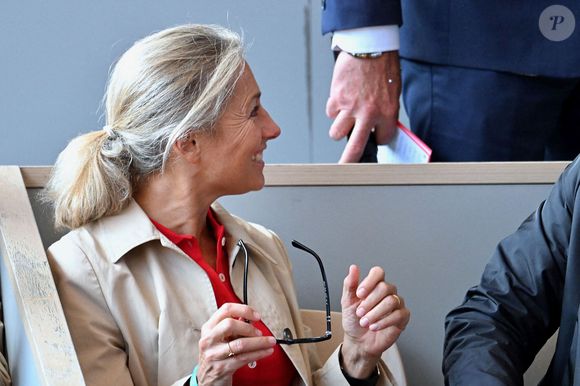 Car d'après certaines sources, Anne-Sophie Lapix serait écartée du 20 heures de France 2. En parallèle, elle serait convoitée par BFMTV...

Anne-Sophie Lapix lors de la cérémonie de présentation rendant hommage à la carrière de Rafael Nadal lors de la première journée des Internationaux de France 2025 à Roland Garros le 25 mai 2025 à Paris, France.  Photo by Franck Castel/ABACAPRESS.COM