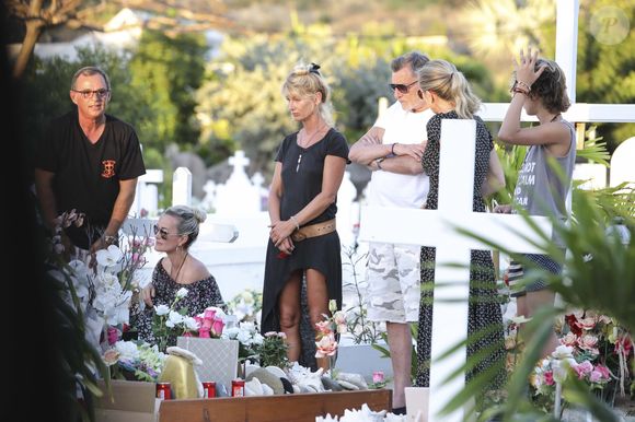 Semi-exclusif -  Jean-Pierre Millot (ami très proche du couple Hallyday depuis des années, éditeur à Saint-Barthélemy), Laeticia Hallyday, Jean-Claude Camus avec sa fille Isabelle Camus et son petit-fils Joalukas Noah, Marie Poniatowski - Laeticia Hallyday s'est recueillie sur la tombe de J. Hallyday au cimetière de Lorient à Saint-Barthélemy le 24 avril 2018.