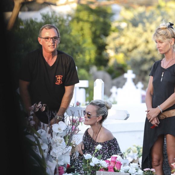 Semi-exclusif -  Jean-Pierre Millot (ami très proche du couple Hallyday depuis des années, éditeur à Saint-Barthélemy), Laeticia Hallyday, Jean-Claude Camus avec sa fille Isabelle Camus et son petit-fils Joalukas Noah, Marie Poniatowski - Laeticia Hallyday s'est recueillie sur la tombe de J. Hallyday au cimetière de Lorient à Saint-Barthélemy le 24 avril 2018.