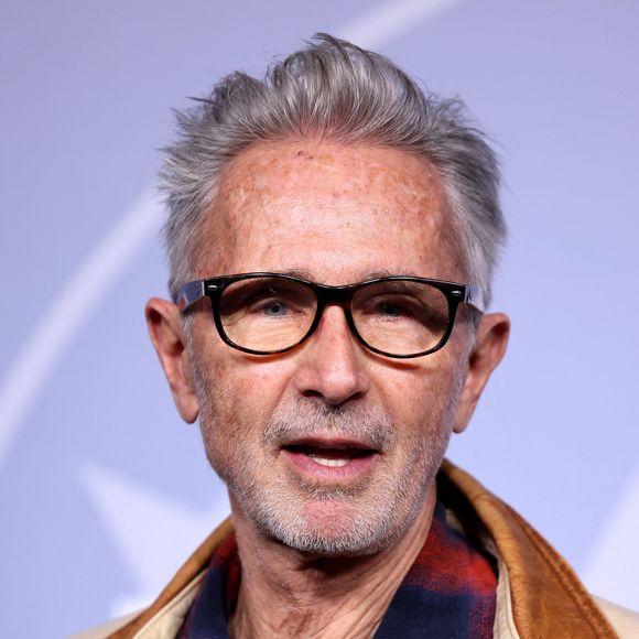 Thierry Lhermitte - Tapis rouge lors du 29ème Festival International du Film de Comédie de l'Alpe d'Huez le 22 Janvier 2026. © Dominique Jacovides/Bestimage | 00740033
