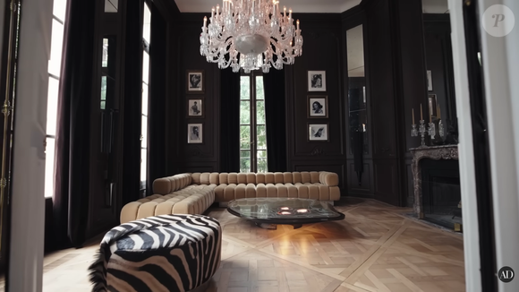 Les lieux ont été sobrement décorés, avec des couleurs chaudes et un mélange éclectiques de styles. 

La magnifique maison de Lenny Kravitz à Paris filmée par "Architectural Digest", mai 2025.
