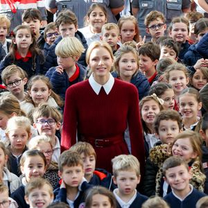 La princesse Charlène de Monaco au Grimaldi Forum, accompagnée du champion monégasque de descente en apnée, Pierre Frolla, et la nouvelle directrice de sa Fondation Mme Anne Boggio, pour accueillir tous les élèves de Cours Préparatoire (CP) de Monaco (316 enfants) pour une matinée de sensibilisation à la prévention de la noyade à Monaco, le 28 novembre 2025. Claudia Albuquerque/Bestimage