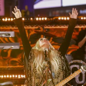La chanteuse de musique country Carrie Underwood se produit à Times Square lors du réveillon du Nouvel An, le mardi 31 décembre 2024, à New York. On estime qu'un million de personnes sont rassemblées sur Times Square et que plus d'un milliard regarderont dans le monde entier la traditionnelle boule de cristal Waterford qui tombera en 2025. Photo by John Angelillo/UPI/ABACAPRESS.COM