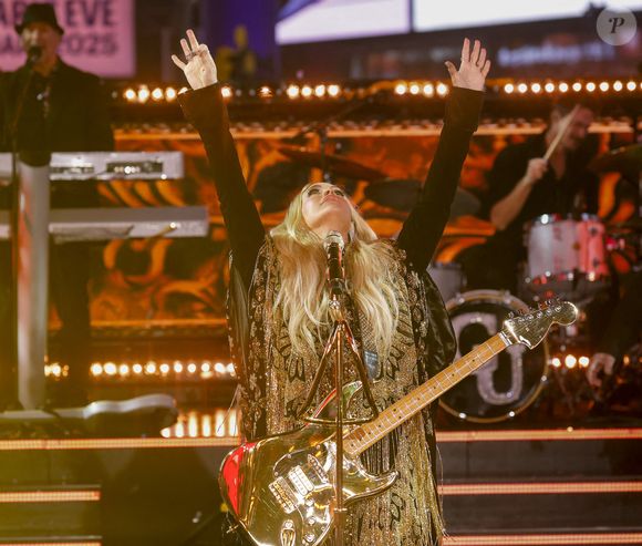La chanteuse de musique country Carrie Underwood se produit à Times Square lors du réveillon du Nouvel An, le mardi 31 décembre 2024, à New York. On estime qu'un million de personnes sont rassemblées sur Times Square et que plus d'un milliard regarderont dans le monde entier la traditionnelle boule de cristal Waterford qui tombera en 2025. Photo by John Angelillo/UPI/ABACAPRESS.COM