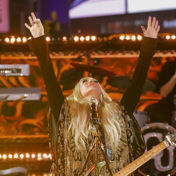La chanteuse de musique country Carrie Underwood se produit à Times Square lors du réveillon du Nouvel An, le mardi 31 décembre 2024, à New York. On estime qu'un million de personnes sont rassemblées sur Times Square et que plus d'un milliard regarderont dans le monde entier la traditionnelle boule de cristal Waterford qui tombera en 2025. Photo by John Angelillo/UPI/ABACAPRESS.COM