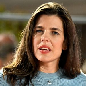 Charlotte Casiraghi était la marraine d’honneur d’une cérémonie de remise de diplômes dans l’université où elle a terminé ses études.


La princesse Caroline de Hanovre, sa fille Charlotte Casiraghi, son fils, né de son union avec Gad Elmaleh, Raphael, la princesse Alexandra de Hanovre, son fiancé Ben-Sylvester Strautmann, Melanie de Massy et Diane Fissore, la présidente du jumping et de la Fédération monégasque d’équitation, ont assisté à la 2eme journée du Jumping International de Monte-Carlo, le 4 juillet 2024. © Bruno Bebert/Bestimage
