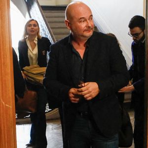 Sébastien Cauet et sa compagne Nathalie Dartois - Suspendu de l'antenne après une enquête pour viol, Sébastien Cauet réclame en justice son retour sur NRJ au tribunal de commerce de Paris, France, le 18 mars 2024. © Christiophe Clovis/Bestimage