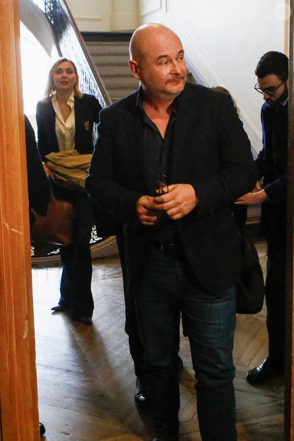 Sébastien Cauet et sa compagne Nathalie Dartois - Suspendu de l'antenne après une enquête pour viol, Sébastien Cauet réclame en justice son retour sur NRJ au tribunal de commerce de Paris, France, le 18 mars 2024. © Christiophe Clovis/Bestimage