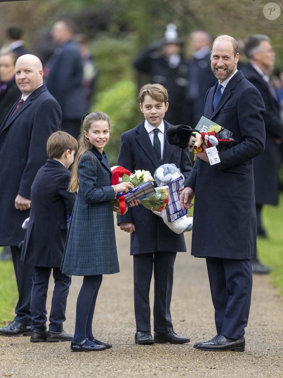 En légende de la publication, c’est une véritable déclaration d’amour faite par les enfants du prince William : "Joyeuse fête des pères papa (avant et après). Nous t’aimons : G, C & L" 

La princesse Charlotte, le prince George et le prince de Galles assistent au service religieux du jour de Noël à l'église St Mary Magdalene à Sandringham, Norfolk, Royaume-Uni, le mercredi 25 décembre 2024. Photo par Zak Hussein/Splash News/ABACAPRESS.COM