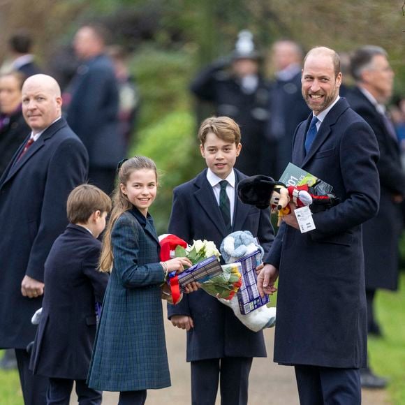 En légende de la publication, c’est une véritable déclaration d’amour faite par les enfants du prince William : "Joyeuse fête des pères papa (avant et après). Nous t’aimons : G, C & L" 

La princesse Charlotte, le prince George et le prince de Galles assistent au service religieux du jour de Noël à l'église St Mary Magdalene à Sandringham, Norfolk, Royaume-Uni, le mercredi 25 décembre 2024. Photo par Zak Hussein/Splash News/ABACAPRESS.COM