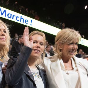 "Quelles que soient leurs décisions, elle est à leur côté", écrit le magazine

Line Renaud et Brigitte Macron (Trogneux) et ses filles Laurence  et Tiphaine  - La famille, les amis et soutiens d'Emmanuel Macron dans les tribunes lors du grand meeting d'Emmanuel Macron, candidat d'En Marche! à l'élection présidentielle 2017,  à l'AccorHotels Arena à Paris, France, le lundi 17 avril 2017. © Cyril Moreau/Bestimage