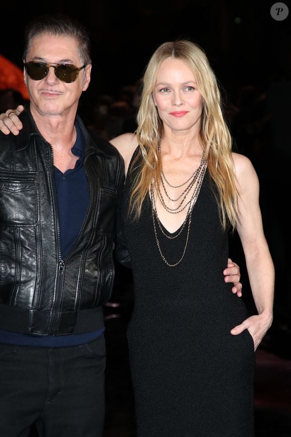 Étienne Daho et Vanessa Paradis - Célébrités au Défilé Chanel, Collections Prêt-à-porter Printemps / Eté 2026, dans le cadre de la Fashion Week de Paris. Au Grand Palais à Paris, France, le 06 Octobre 2025. 

© Bertrand Rindoff / Bestimage