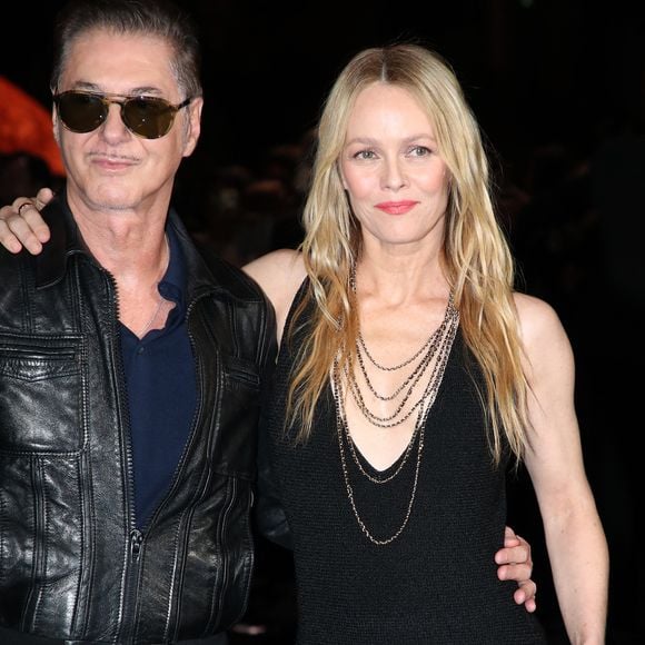 Étienne Daho et Vanessa Paradis - Célébrités au Défilé Chanel, Collections Prêt-à-porter Printemps / Eté 2026, dans le cadre de la Fashion Week de Paris. Au Grand Palais à Paris, France, le 06 Octobre 2025. 

© Bertrand Rindoff / Bestimage