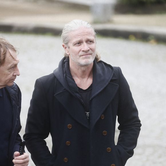 Le footballeur n’a que 17 ans lorsque son frère Olivier meurt à 19 ans d’un anévrisme cérébral

Exclusif - Emmanuel Petit - Obsèques de Jérôme Le Fauconnier au cimetière du Père Lachaise à Paris, le 10 octobre 2024. Le journaliste de "L'Equipe" est décédé dans la nuit du 3 au 4 octobre 2024 à l'âge de 57 ans, des suites de la maladie de Charcot.  
© Christophe Clovis / Bestimage