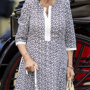 Le roi Charles III d'Angleterre et Camilla Parker Bowles, reine consort d'Angleterre, arrivent en calèche pour leur visite au Flower Show 2025 de Sandringham, Royaume Uni, le 23 juillet 2025. © GoffPhotos/Bestimage