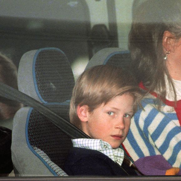 Photo d'archives du 26/10/1993 du Prince William, du Prince Harry et de Tiggy Legge-Bourke arrivant à l'aéroport d'Heathrow. ©Tim Ockenden/PA Wire ABACA