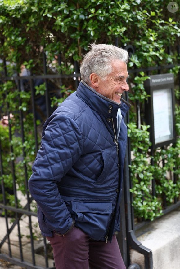Gerard Holtz lors de la cérémonie d'enterrement de Daniel Bilalian à l'église Saint-Pierre de Neuilly-sur-Seine, près de Paris, France, le 22 mai 2025. Photo par Raphael Lafargue/ABACAPRESS.COM