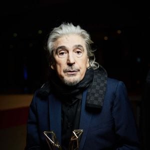 Serge Lama (Victoire d'honneur) en backstage de la 38ème cérémonie des Victoires de la musique à la Seine musicale de Boulogne-Billancourt, France, le 10 février 2023. © Moreau-Veren/Bestimage