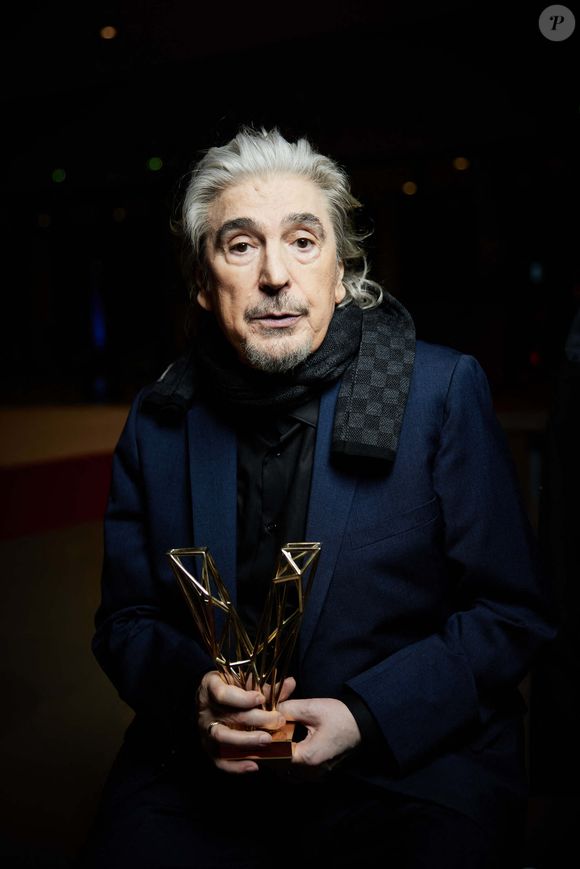 Serge Lama (Victoire d'honneur) en backstage de la 38ème cérémonie des Victoires de la musique à la Seine musicale de Boulogne-Billancourt, France, le 10 février 2023. © Moreau-Veren/Bestimage