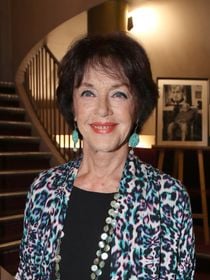 Anny Duperey gère un paradis arboricole et fleuri situé à 3h30 de Paris, il est situé dans le département le plus âgé de France