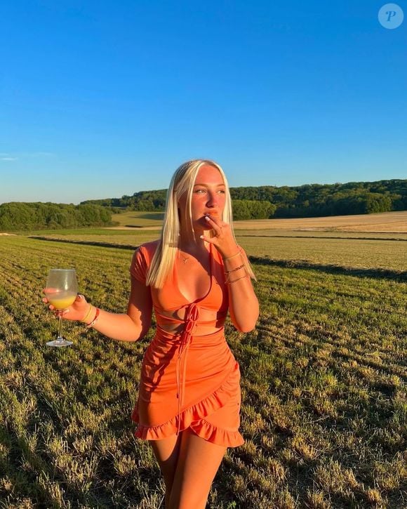 Des traces de sang auraient été retrouvées au domicile de la jeune femme de 21 ans ainsi que des bouteilles de protoxyde d’azote, ce gaz dit "hilarant" en vogue chez les jeunes.

Juli Luxie Instagram