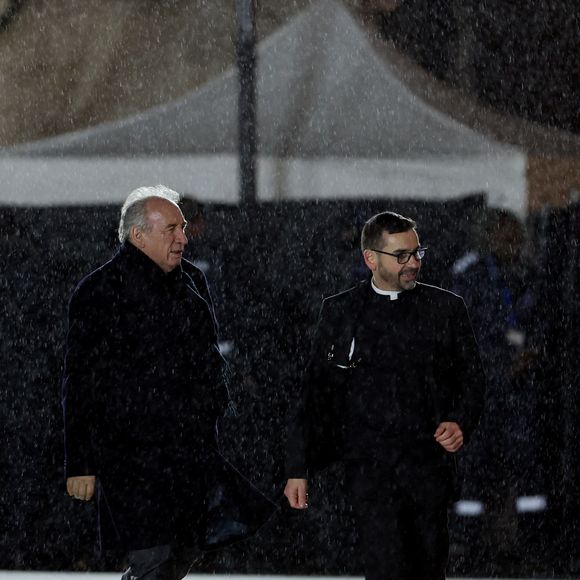 François Bayrou - Arrivées à la cérémonie de réouverture de la cathédrale Notre-Dame de Paris, le 7 décembre 2024. Joyau de l’art gothique, lieu de culte et de culture, symbole universel de la France et de son histoire, la cathédrale de Notre-Dame de Paris rouvre ses portes les 7 et 8 décembre, cinq ans après le terrible incendie qui l’avait ravagée le 15 avril 2019. 
© Agence / Bestimage