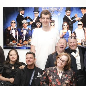 Artus, le réalisateur du film qui a créé l'événement en 2024, est venu accompagné d'une partie de son casting à la soirée Harcourt, qui a posé pour Philippe Shangti pour la réalisation de son œuvre.

Gad Abecassis, Philippe Shangti, Mayane-Sarah El Baze, Sofian Ribes, Thibaut Conan, Arnaud Toupense, Marie Colin, Ludovic Boul, Artus, lors de la présentation de l'œuvre "No Judgement here" de Philippe Shangti avec l'équipe du film "Un p'tit truc en plus" au studio Harcourt à Paris le 4 juin 2025. © Jack Tribeca / Bestimage