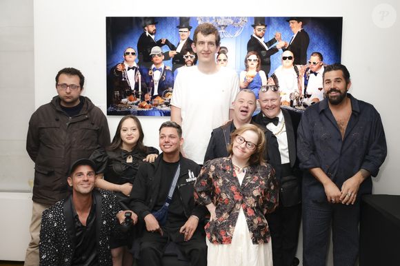 Artus, le réalisateur du film qui a créé l'événement en 2024, est venu accompagné d'une partie de son casting à la soirée Harcourt, qui a posé pour Philippe Shangti pour la réalisation de son œuvre.

Gad Abecassis, Philippe Shangti, Mayane-Sarah El Baze, Sofian Ribes, Thibaut Conan, Arnaud Toupense, Marie Colin, Ludovic Boul, Artus, lors de la présentation de l'œuvre "No Judgement here" de Philippe Shangti avec l'équipe du film "Un p'tit truc en plus" au studio Harcourt à Paris le 4 juin 2025. © Jack Tribeca / Bestimage