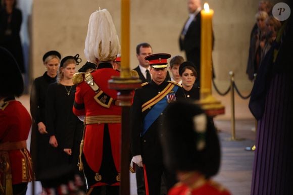 Le prince William, prince de Galles, Peter Phillips, James Mountbatten-Windsor, la princesse Eugenie d’York, le prince Harry, duc de Sussex, la princesse Beatrice d’York, Louise Mountbatten-Windsor (Lady Louise Windsor) et Zara Phillips (Zara Tindall) - Veillée des petits-enfants de la reine Elizabeth II au Westminster Hall à Londres, Royaume Uni, le 17 septembre 2022.