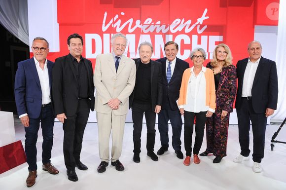 Exclusif - Emmanuel Chanu, Laurent Gerra, Nelson Monfort, Michel Drucker, Jean-Pierre Foucault, sa soeur Francoise Chiozza, sa compagne Evelyne Jarre et Robert Nazaretian lors de l'enregistrement de l'émission Vivement dimanche  au studio Rive Gauche, présentée par M.Drucker et diffusée sur France 3 le 11 mai 2025, à Paris, France, le 5 mai 2025. © Guillaume Gaffiot/Bestimage