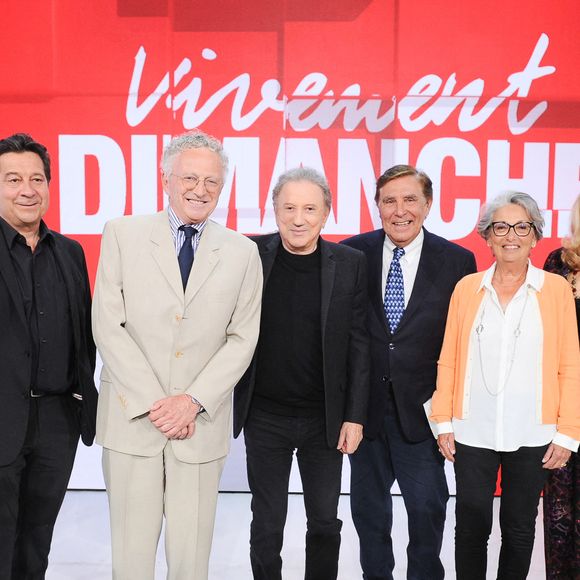Exclusif - Emmanuel Chanu, Laurent Gerra, Nelson Monfort, Michel Drucker, Jean-Pierre Foucault, sa soeur Francoise Chiozza, sa compagne Evelyne Jarre et Robert Nazaretian lors de l'enregistrement de l'émission Vivement dimanche  au studio Rive Gauche, présentée par M.Drucker et diffusée sur France 3 le 11 mai 2025, à Paris, France, le 5 mai 2025. © Guillaume Gaffiot/Bestimage