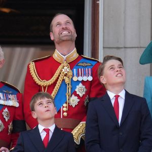 Le roi Charles III d'Angleterre, Le prince Louis de Galles, Le prince George de Galles, Le prince William, prince de Galles, Catherine (Kate) Middleton, princesse de Galles, La princesse Charlotte de Galles - Les membres de la famille royale britannique au balcon de Buckingham Palace lors de la cérémonie Trooping the Colour à Londres, le 14 juin 2025. Affecté par le crash du Boeing 787 Dreamliner à Ahmedabad du 12 juin, le souverain et les officiels porteront un brassard noir en hommage aux plus de 270 victimes. Bon nombre d'elles étaient des ressortissants britanniques. 
© James Whatling / Bestimage