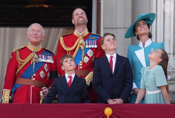 Le roi Charles III d'Angleterre, Le prince Louis de Galles, Le prince George de Galles, Le prince William, prince de Galles, Catherine (Kate) Middleton, princesse de Galles, La princesse Charlotte de Galles - Les membres de la famille royale britannique au balcon de Buckingham Palace lors de la cérémonie Trooping the Colour à Londres, le 14 juin 2025. Affecté par le crash du Boeing 787 Dreamliner à Ahmedabad du 12 juin, le souverain et les officiels porteront un brassard noir en hommage aux plus de 270 victimes. Bon nombre d'elles étaient des ressortissants britanniques. 
© James Whatling / Bestimage