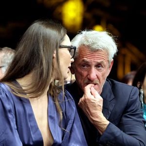Valeria Nicov et Sean Penn - Cérémonie d'ouverture du 17ème Festival Lumière à la Halle Tony Garnier à Lyon, le 11 octobre 2025. © Dominique Jacovides / Bestimage