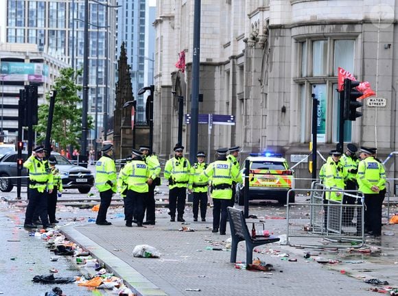 Les services de secours et de police, après le drame survenu à Liverpool, où une voiture a foncé dans la foule, le 26 mai 2025. Mirrorpix / Bestimage