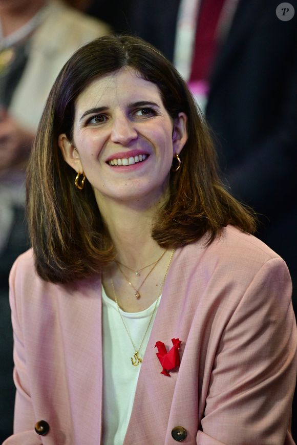 La ministre déléguée au numérique, Clara Chappaz, a dénoncé l’événement et saisi les autorités compétentes, tandis que la communauté en ligne oscille entre culpabilité et déni.

Clara Chappaz, Ministre déléguée auprès du ministre de l’Économie, des Finances et de la Souveraineté industrielle et numérique, chargée de l'Intelligence artificielle et du Numérique, visite le salon des startups et de l'innovation technologique VivaTech au Parc des Expositions de la Porte de Versailles à Paris, France, le 12 juin 2025. Le salon VivaTech a ouvert ses portes à Paris le 11 juin 2025. © Christian Liewig/Bestimage