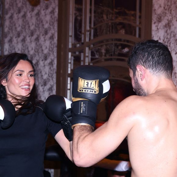 Diane Leyre (Miss France 2022), Cyril Benzaquen lors de son entraînement public à l'hôtel Plaza Athénée à Paris le 18 mars 2026 avant son prochain combat au Grand Palais le 30 avril.

© RACHID BELLAK / BESTIMAGE