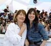 La maison devient un refuge loin de la discipline imposée par Serge Gainsbourg à Paris.

Jane Birkin (habillée en Celine), Charlotte Gainsbourg au photocall du film Jane par Charlotte (Cannes première) lors du 74ème festival international du film de Cannes le 8 juillet 2021

© Borde / Jacovides / Moreau / Bestimage
