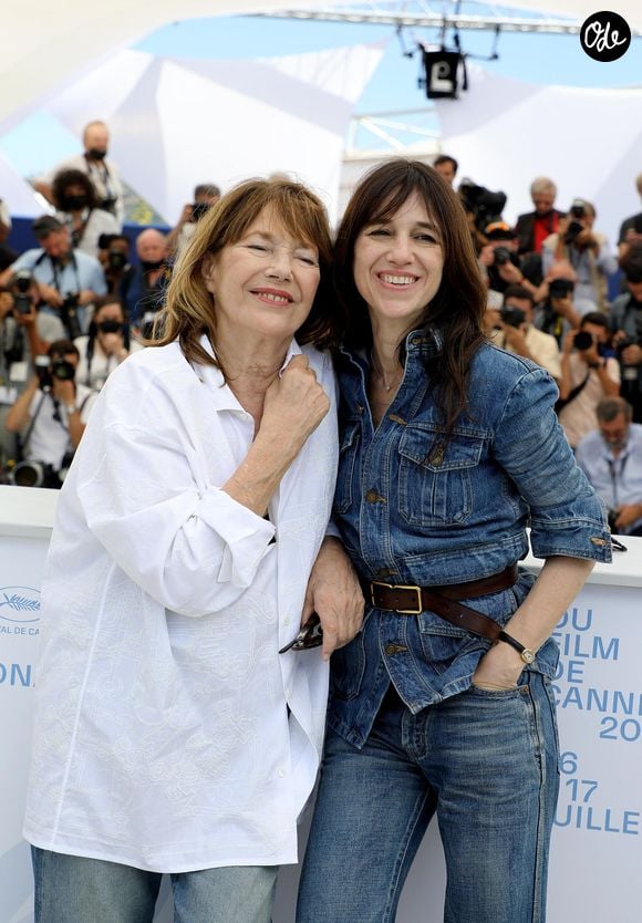 La maison devient un refuge loin de la discipline imposée par Serge Gainsbourg à Paris.

Jane Birkin (habillée en Celine), Charlotte Gainsbourg au photocall du film Jane par Charlotte (Cannes première) lors du 74ème festival international du film de Cannes le 8 juillet 2021

© Borde / Jacovides / Moreau / Bestimage