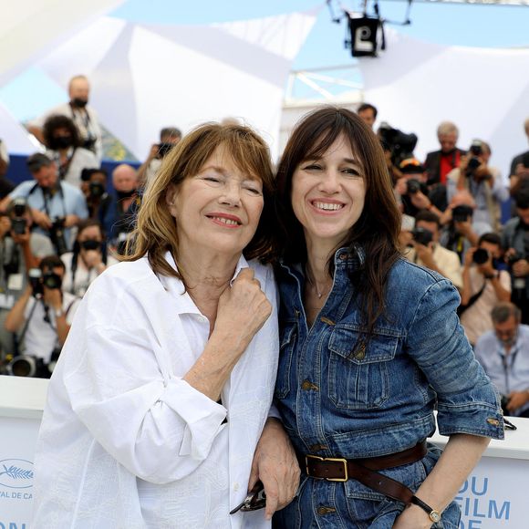 La maison devient un refuge loin de la discipline imposée par Serge Gainsbourg à Paris.

Jane Birkin (habillée en Celine), Charlotte Gainsbourg au photocall du film Jane par Charlotte (Cannes première) lors du 74ème festival international du film de Cannes le 8 juillet 2021

© Borde / Jacovides / Moreau / Bestimage