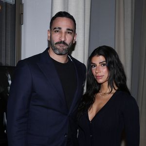 Adil Rami et sa compagne Louana Franco - Vernissage de l'exposition photos et du livre "La Boxe fait son cinéma" à l’hôtel Brach à Paris le 23 Septembre 2025. © Denis Guignebourg/Bestimage