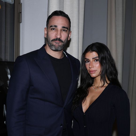 Adil Rami et sa compagne Louana Franco - Vernissage de l'exposition photos et du livre "La Boxe fait son cinéma" à l’hôtel Brach à Paris le 23 Septembre 2025. © Denis Guignebourg/Bestimage