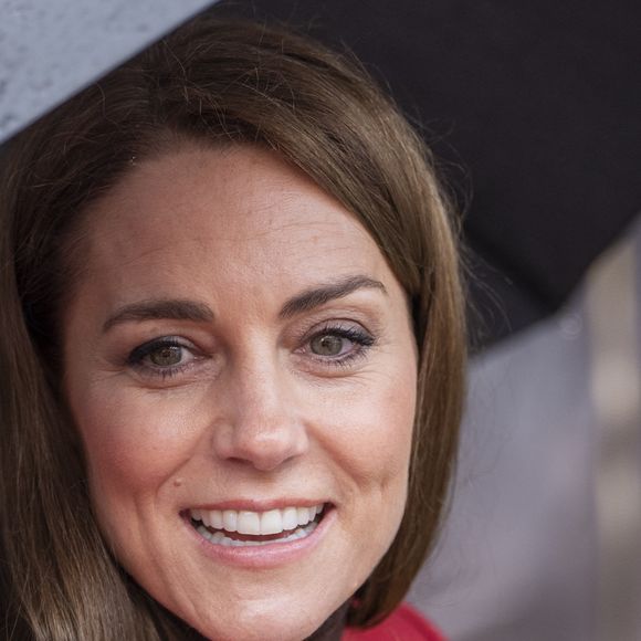 Catherine (Kate) Middleton, princesse de Galles, éclate de rire à la sortie du marché de Pontypridd, accompagnée du prince William, prince de Galles, le 26 février 2025. GOFF INF/BESTIMAGE