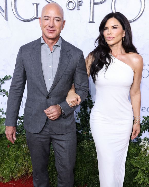 Il a levé le voile sur les trois questions qu’il posait à ses candidats quand Amazon était encore une petite entreprise en pleine croissance.


Jeff Bezos et sa compagne Lauren Sanchez lors de la première de la saison 1 de la série Amazon Prime "The Lord Of The Rings: The Rings Of Power" au studios The Culver à Culver City, Los Angeles, Californie, Etats-Unis, le 15 août 2022.