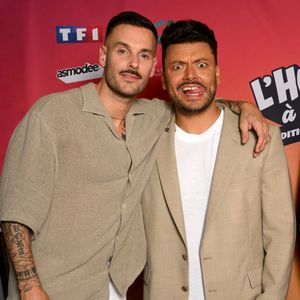 Exclusif - Matt Pokora et Kev Adams au photocall lors de l'enregistrement de l'émission "L'humour à la plage" pour la 2eme édition du festival de Juan les Pins à la pinède Gould le 27 juin 2025.© Bruno Bebert / Bestimage